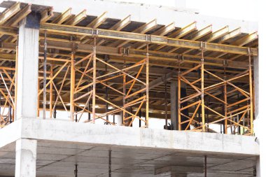 Genişletilmiş kil beton bloklardan yapılmış bir binanın inşaat alanı.