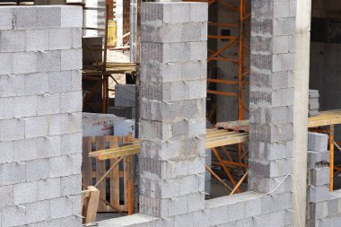 Genişletilmiş kil beton bloklardan yapılmış bir binanın inşaat alanı.