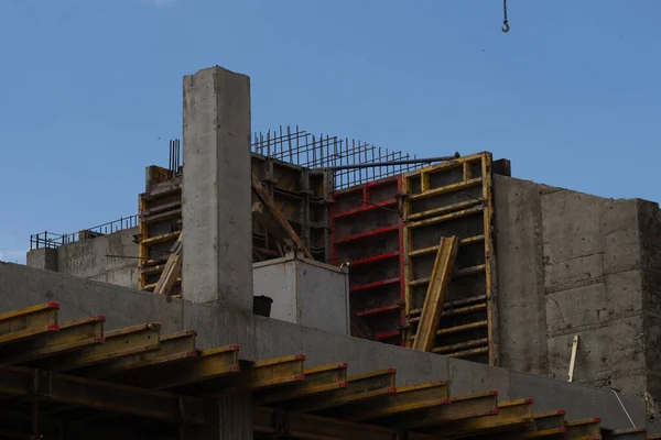 Staveniště Budovy Rozšířených Hliněných Betonových Bloků Bednění Stěn — Stock fotografie