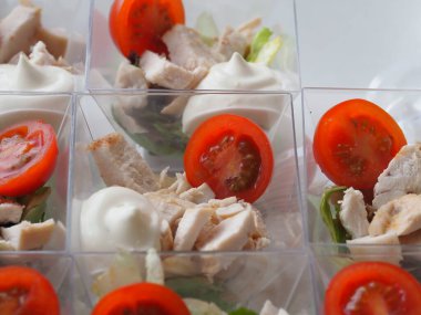 Sandviçleri karton paketlere, porsiyonlara, yemek servislerine koy.