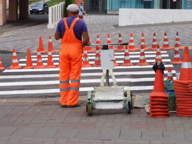 Belarus, Minsk, 2021 yol işaretleri yaya geçidi koni ile çevrili.