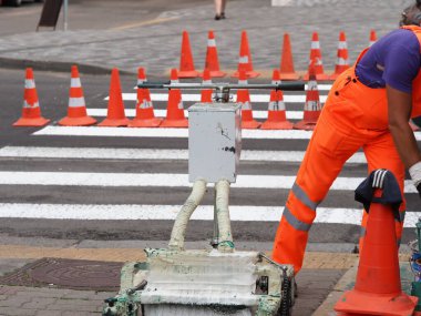 Belarus, Minsk, 2021 yol işaretleri yaya geçidi koni ile çevrili.