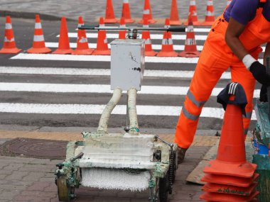 Belarus, Minsk, 2021 yol işaretleri yaya geçidi koni ile çevrili.