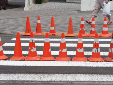 Belarus, Minsk, 2021 yol işaretleri yaya geçidi koni ile çevrili.