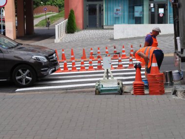 Belarus, Minsk, 2021 yol işaretleri yaya geçidi koni ile çevrili.