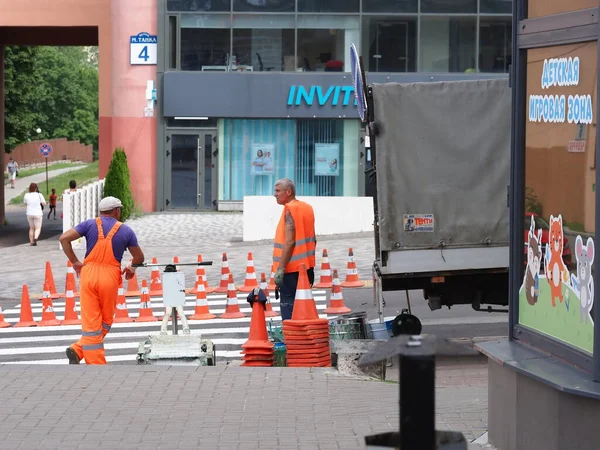 Belarús Minsk 2021 Marcas Carreteras Paso Peatonal Vallado Con Conos —  Fotos de Stock