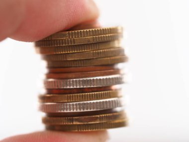 Bir adamın elinde bir yığın beyaz sarı ve kırmızı sikke