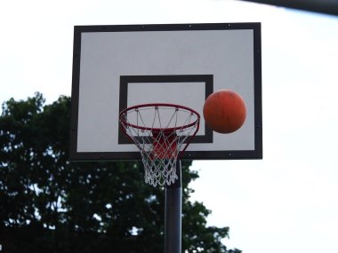 Top maç sırasında sokakta basketbol potasına uçuyor.