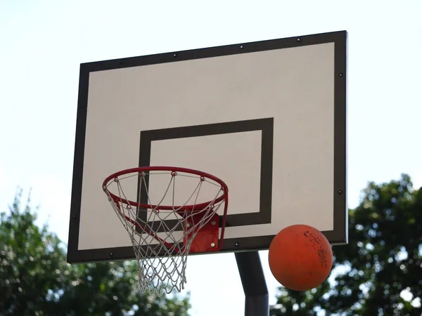 Palla Vola Nel Canestro Basket Strada Durante Partita — Foto Stock