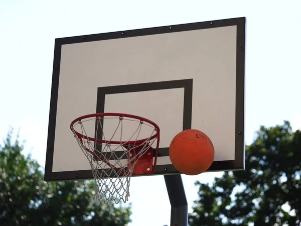 Palla Vola Nel Canestro Basket Strada Durante Partita — Foto Stock