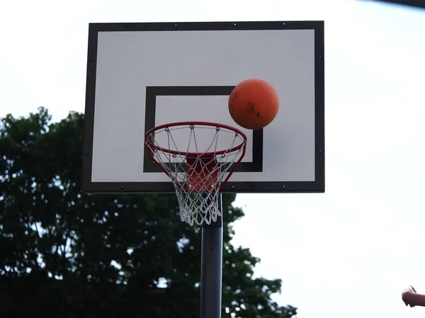 Bollen Flyger Basket Bågen Gatan Spelet — Stockfoto