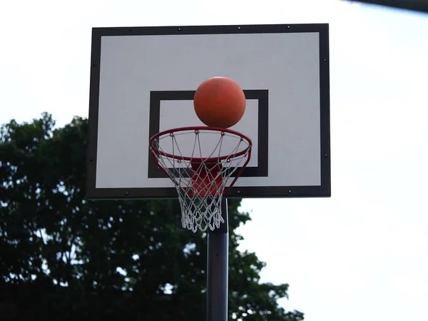 Мяч Летит Баскетбольное Кольцо Улице Время Игры — стоковое фото
