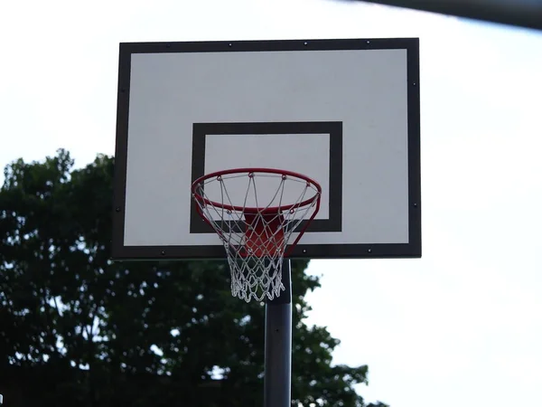 Pelota Vuela Aro Baloncesto Calle Durante Juego — Foto de Stock