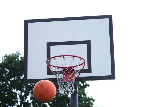 Míč Letí Basketbalového Koše Ulici Během Hry — Stock fotografie