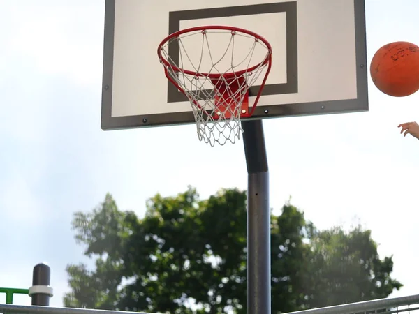 Míč Letí Basketbalového Koše Ulici Během Hry — Stock fotografie