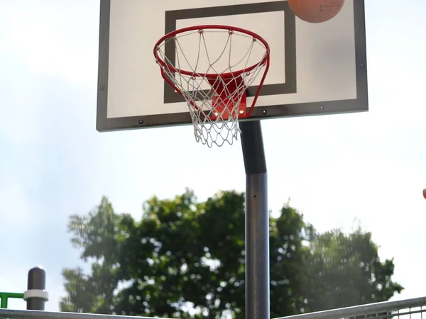 Bollen Flyger Basket Bågen Gatan Spelet — Stockfoto