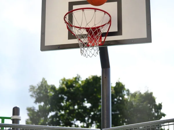 Bola Terbang Dalam Ring Basket Jalan Selama Pertandingan — Stok Foto