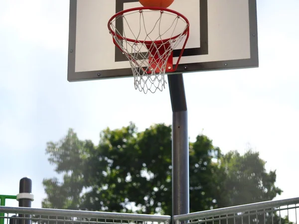 Мяч Летит Баскетбольное Кольцо Улице Время Игры — стоковое фото
