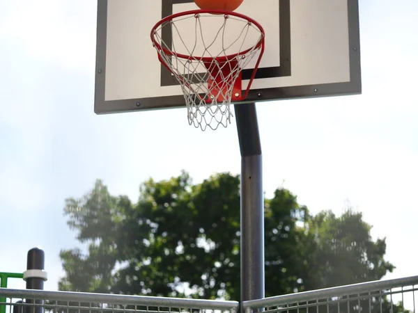 Bola Terbang Dalam Ring Basket Jalan Selama Pertandingan — Stok Foto