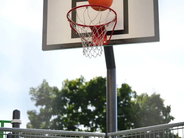Bal Vliegt Basketbalring Straat Tijdens Wedstrijd — Stockfoto