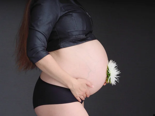 Gravid Kvinna Håller Magen Mörk Bakgrund Med Händerna — Stockfoto