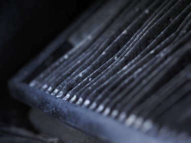 Eski araba hava filtresi kirli toz