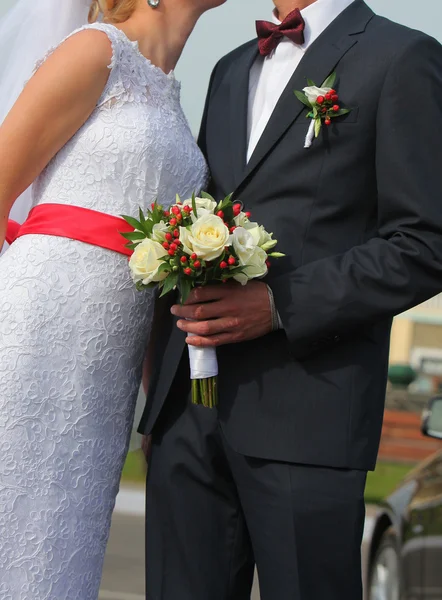 Novia y novio con flores — Foto de Stock