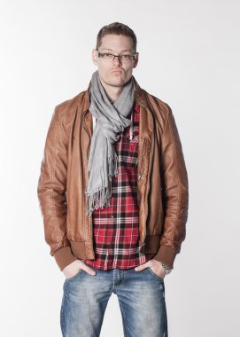 Gözlüklü genç adam