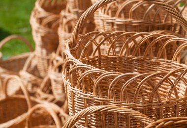 Sarı hasır sepetleri