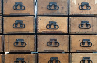 Metal kolları ile ahşap kutular