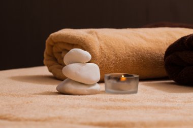 Spa taşları üzerine bir havlu