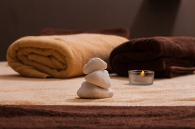 Spa taşları üzerine bir havlu