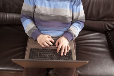 Dizüstü bilgisayar kullanan kişi