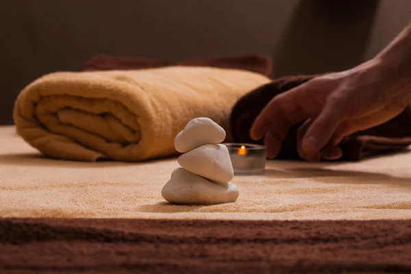 Pedras de spa em uma toalha — Fotografia de Stock