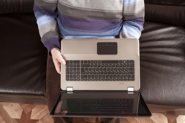 Persona que usa computadora portátil — Foto de Stock