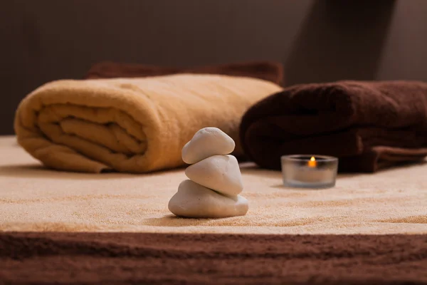 Pietre termali su un asciugamano — Foto Stock