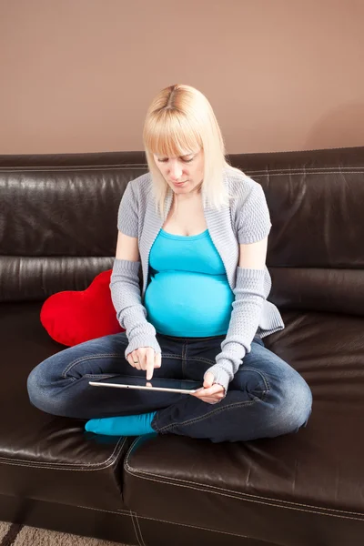 Pregnant woman with a heart — Stock Photo, Image