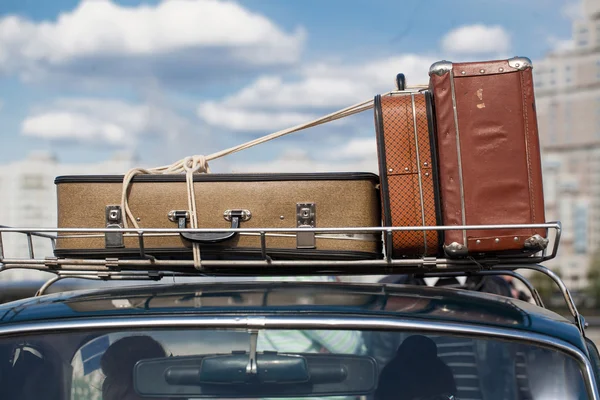 Koffers op het dak van een auto — Stockfoto