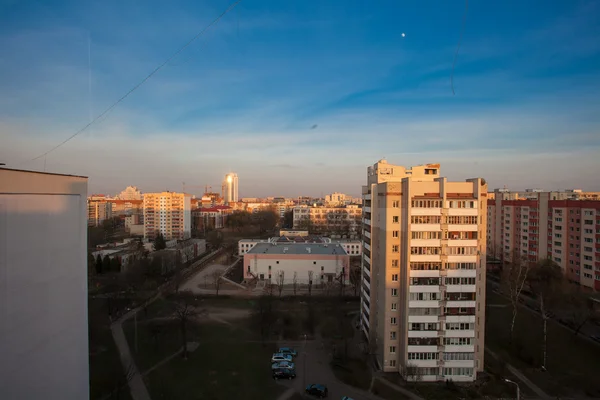 Edifícios da cidade ao pôr do sol — Fotografia de Stock