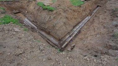 Toplayıcı borular toprağa