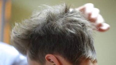 Saç modeli sahip adam