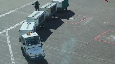 Havaalanında arabalar