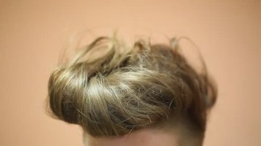 Saç modeli sahip adam