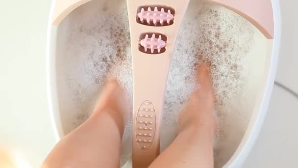 Piernas femeninas en el baño — Vídeo de stock