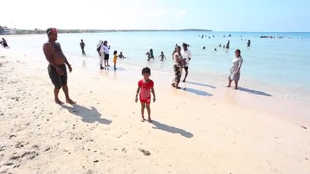 Relájese en la playa del océano — Vídeo de stock