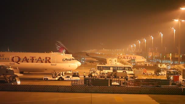 Qatar Airways plane — Stock Video