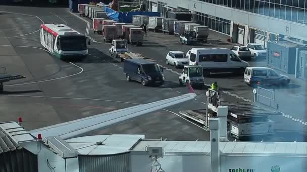 Автомобили в аэропорту — стоковое видео