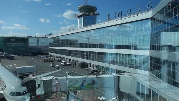 Vliegtuigen op luchthaven Domodedovo — Stockvideo