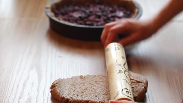 Personne préparant un gâteau — Video