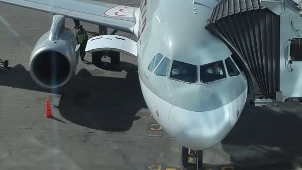 Самолет на взлетно-посадочной полосе — стоковое видео